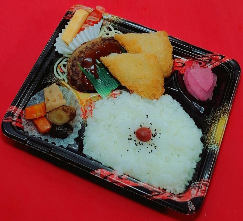 ハンバーグ&白身フライ弁当　926円～(税抜)