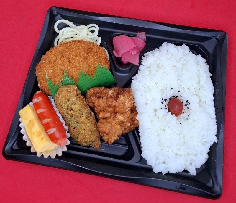 コロッケ&唐揚げのミニ弁当　800円(税抜)