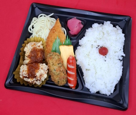 若鶏の竜田揚げと白身フライのミニ弁当　800円(税抜)