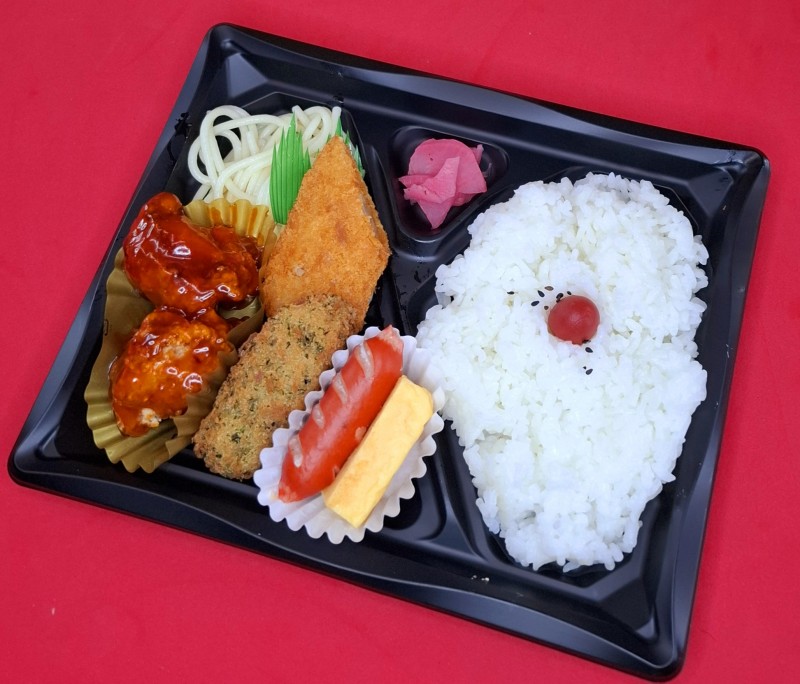 鶏チリとイカフライのミニ弁当　800円(税抜)