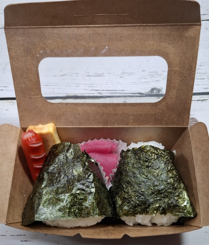 おにぎり弁当　おにぎり2個入りパック(昆布/おかか)556円(税抜き)