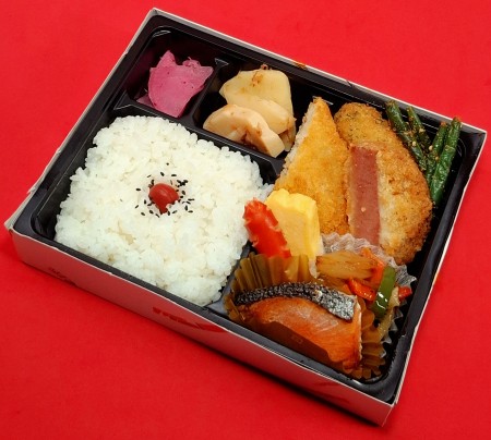 厚切りハムカツ銀鮭弁当　1371円(税抜)